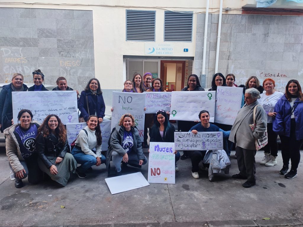 Grupo de mujeres con pancartas frente a la sede de La Mitad del Cielo