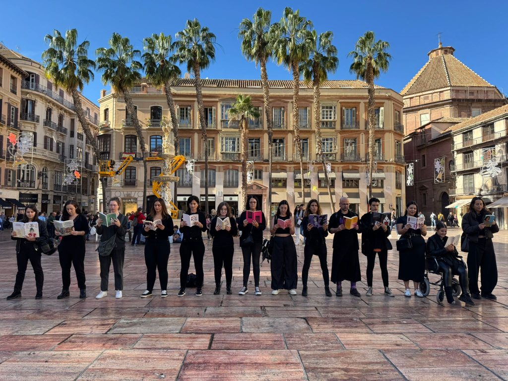 Mujeres participando juntas en una actividad cultural en Málaga