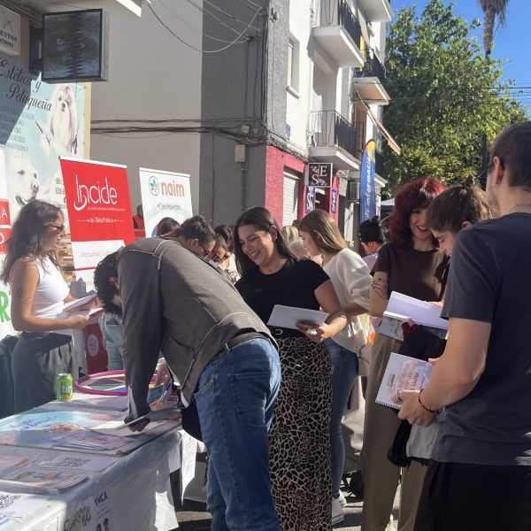 Mujeres de la asociación en una actividad de difusión en la calle