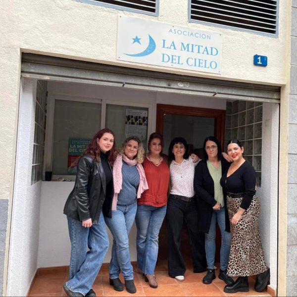 Equipo de mujeres de La Mitad del Cielo en la entrada de la asociación